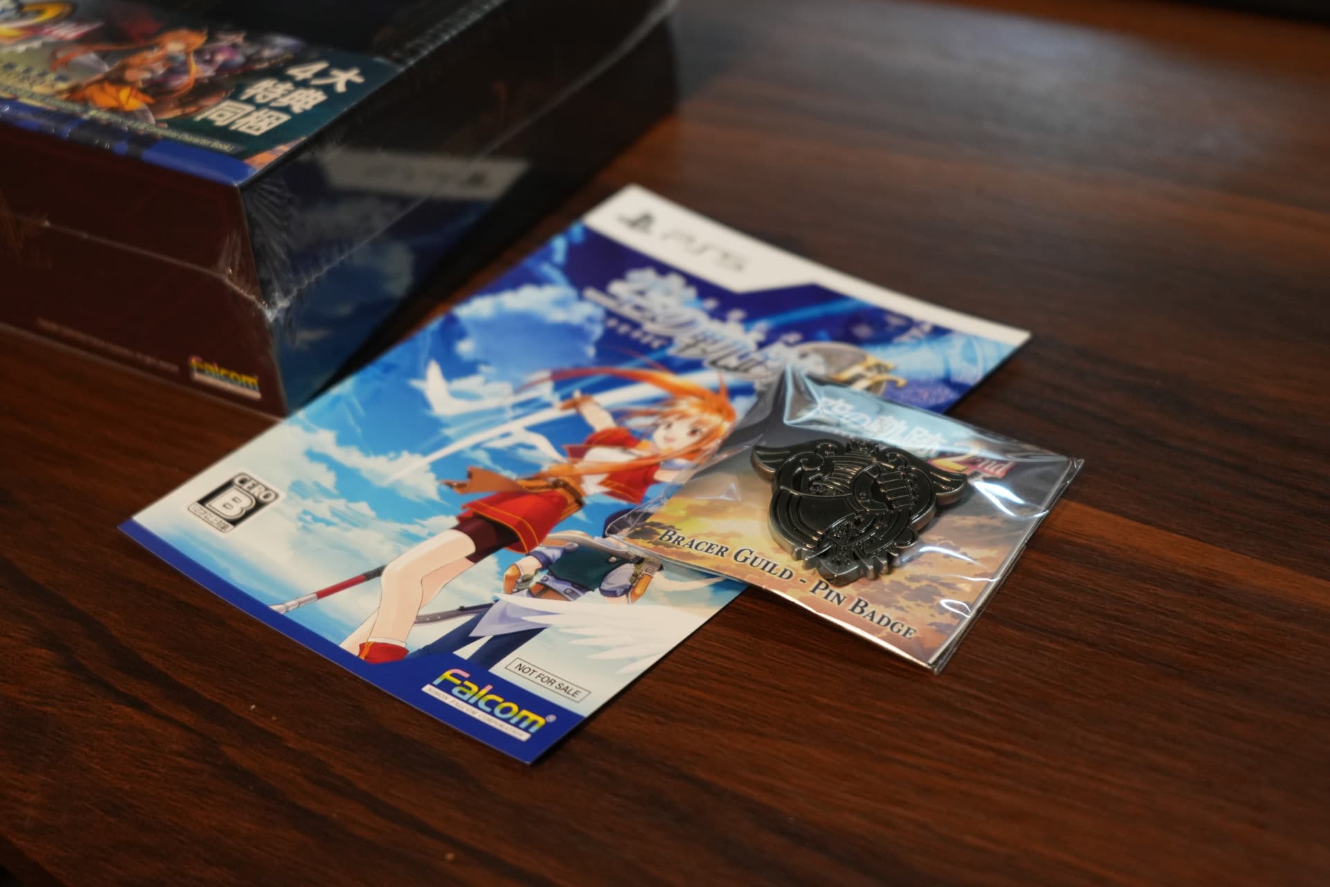 空の軌跡FCのダウンロード用ペーパーとギルドのピンバッジ。本画像は CC0 でライセンスされない。